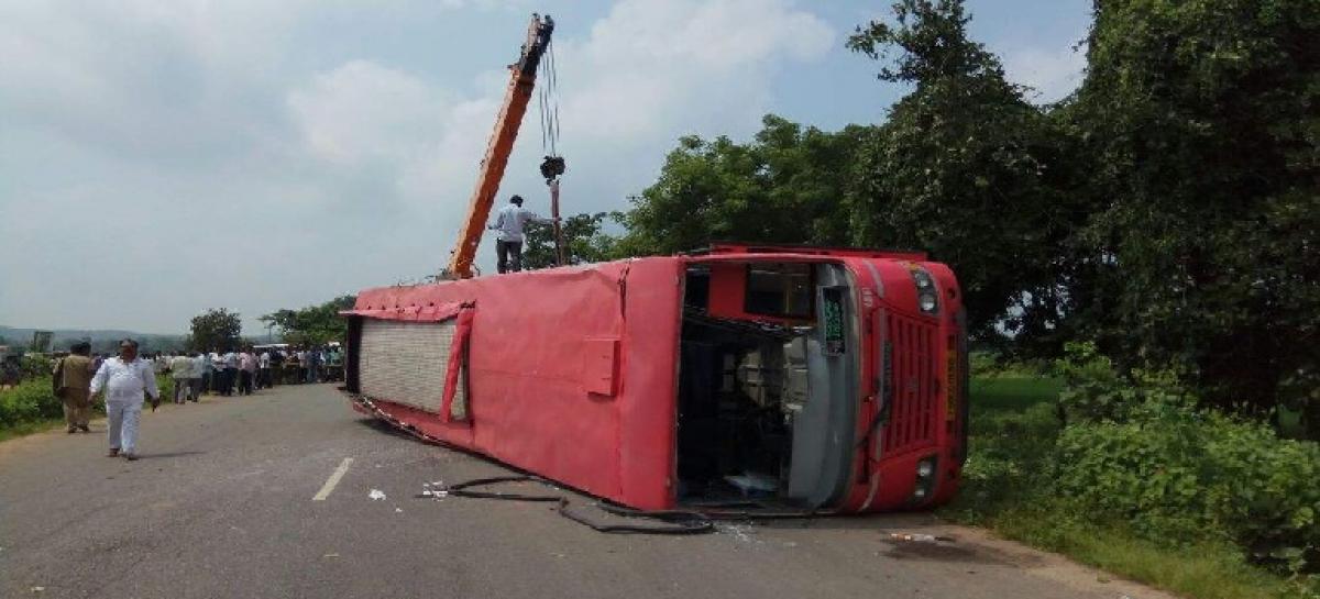 One killed, 23 injured in road mishap